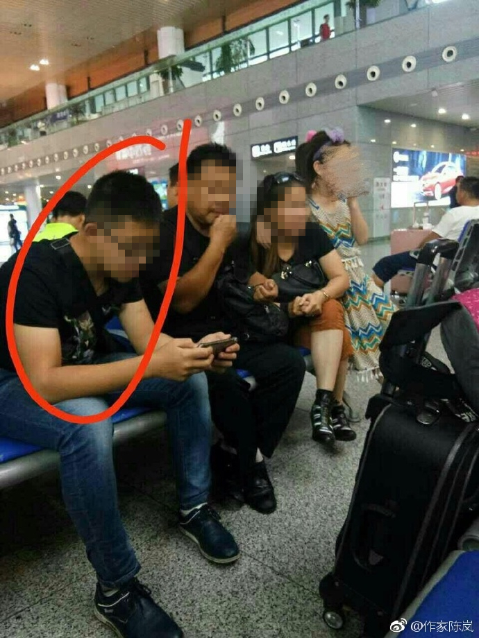 视频|作家陈岚谈曝光学生南京南站摸女童胸部