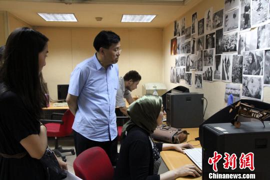 当地时间8月14日,以中国新闻社社长章新新为团长的<a target=\'_blank\' href=\'http://www.chinanews.com/\'>中新社</a>代表团一行,在埃及首都开罗拜会埃及中东通讯社社长阿里?哈桑,双方就媒体交流与合作进行了会谈。图为章新新一行参访中东社采编业务平台,并与在岗记者、编辑进行了交流。 田冰 摄