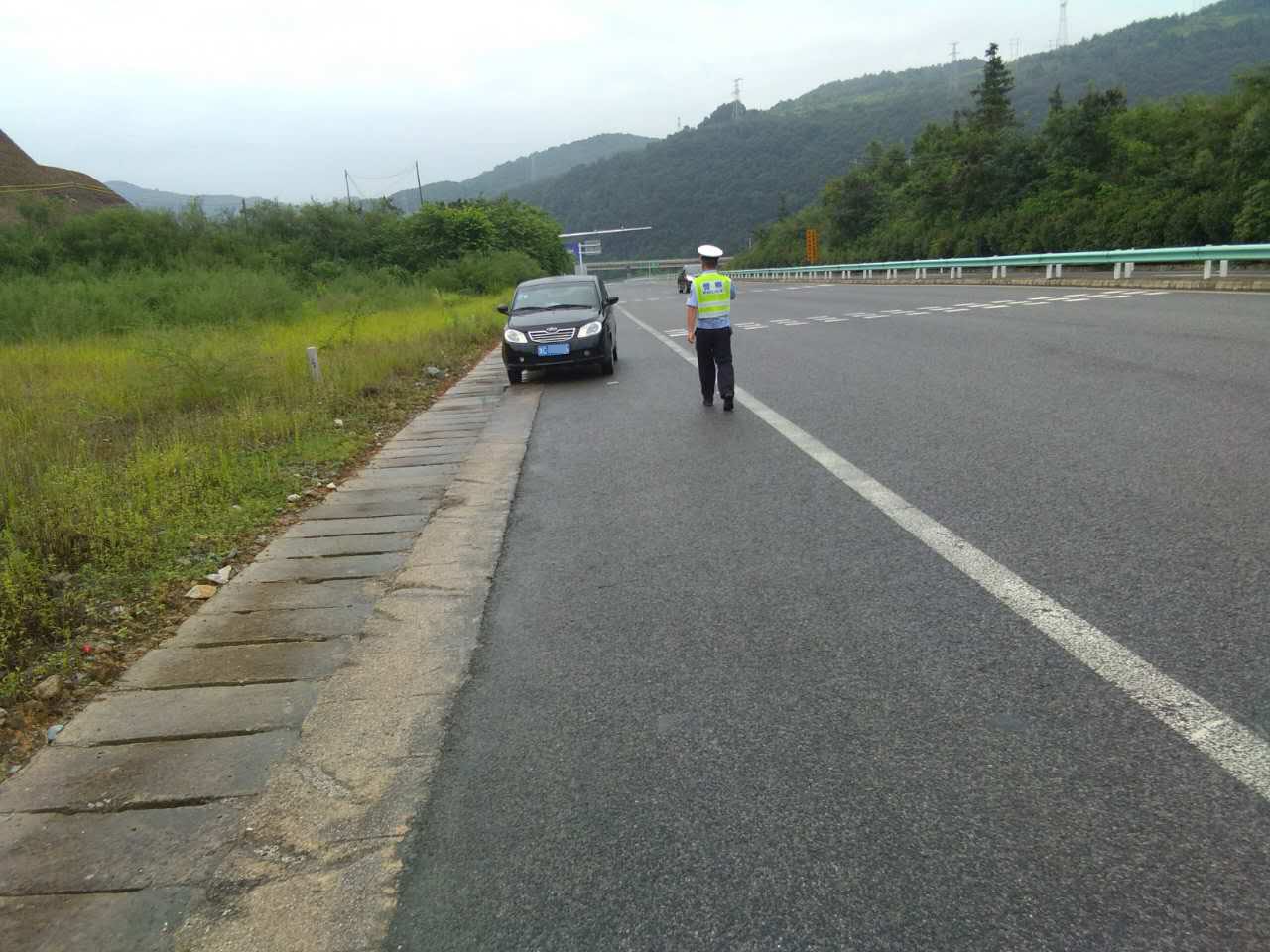 黔东南一司机酒驾,远远看见交警查车,一头扎进