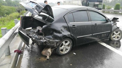 雨天路滑车速快 高速失控撞护栏 没买车损险 两