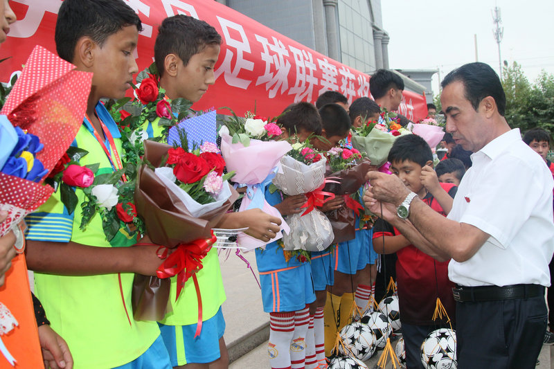 墨玉县委政府领导会见足球联赛获奖运动员|足