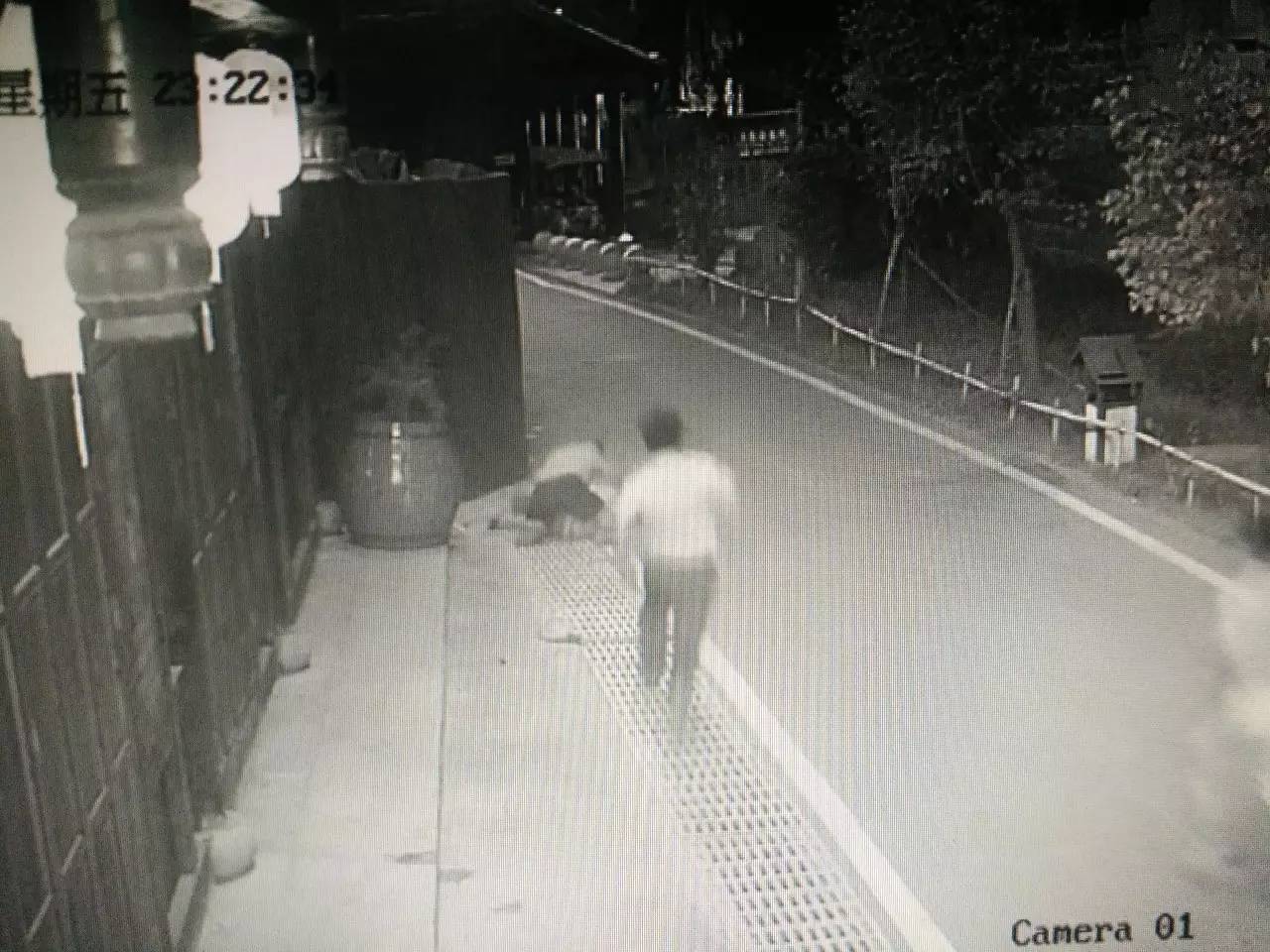 1、2、3!你们退开,不然就杀人!歹徒劫持儿童