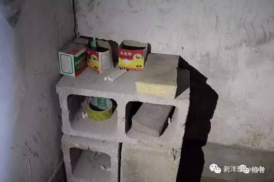 “教室”一角,堆着写剩的粉笔。