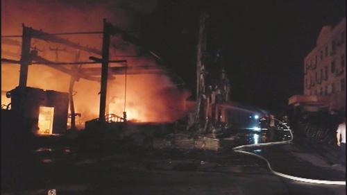 江西赣州一工厂发生火灾浓烟滚滚 暂无人员伤