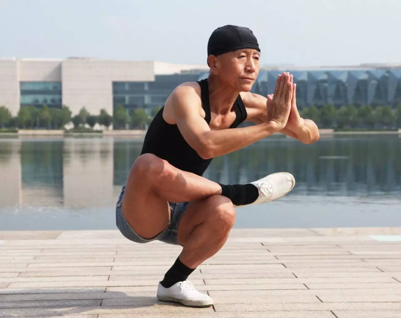 七旬大爷逆天了能做出这些高难度动作看完惊掉下巴