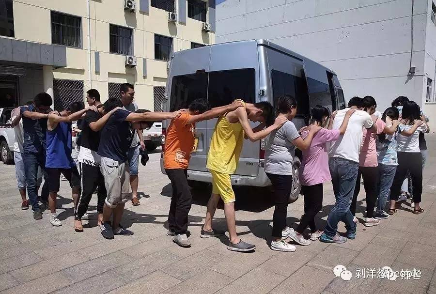 下午13时多,愿意回家,但联系不上家人的十几名传销人员正被带上车,准备送往救助站。