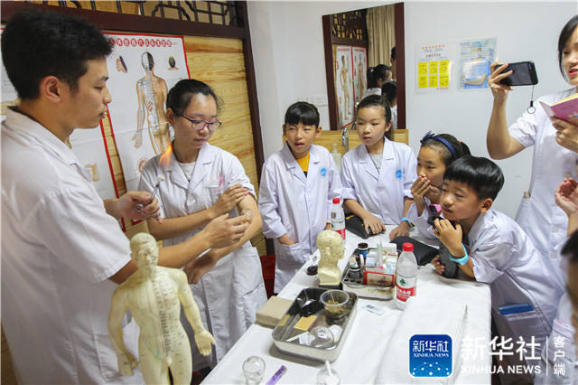 小学生进医院 体验一日小医师