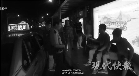 小伙给顺风车评一星,被司机一路追着骂小人|