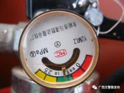 迪车高速上突发自燃,烧得只剩铁架…|灭火器|指