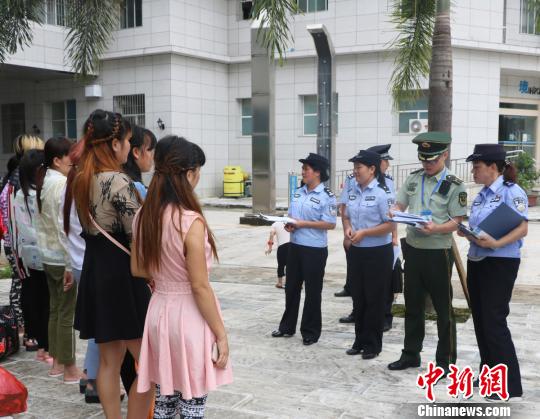 图为边检警官在核查“三非”职员信息。 张廷盖 摄