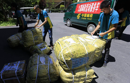 漳扎邮政支局投递首批寄达的救灾物资。