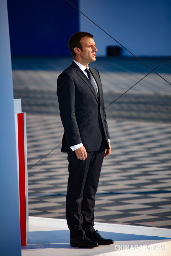  7月14日，法国总统马克龙在尼斯参加尼斯恐袭一周年纪念活动。（图片来源：新华社）
