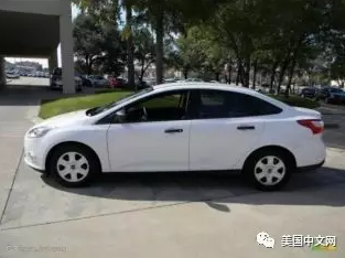 夫妇俩所驾驶的白色福特车