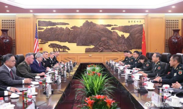  8月15日，中央军委联合参谋部参谋长房峰辉（右二）与美军参联会主席邓福德（左二）举行会谈。图片来源：@国防部发布
