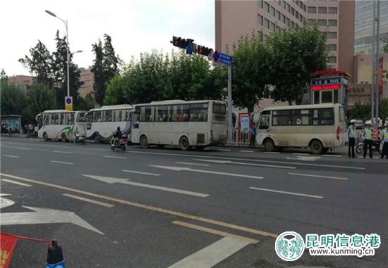 昆明交警一大队连查5辆营转非客车非法营运