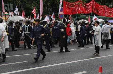 反天皇制团体与日本右翼分子在靖国神社前上演对骂