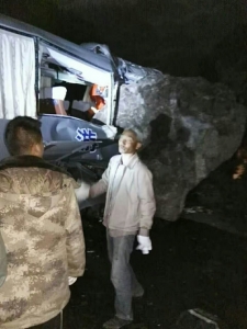 旅游大巴被地震逼停在神仙池路口附近，碎石如雨落下。