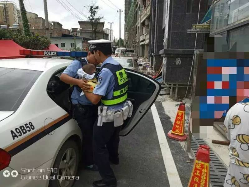 娃娃高烧39℃,女司机一手抱娃开三轮车遭遇交