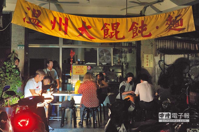 台北市石牌地区限电后，有正在用餐的民众将摩托车大灯打开照明。（图片来源：台湾《中时电子报》）