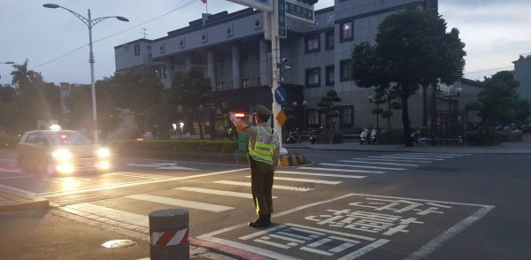  台湾大跳电，交通灯当机，警方疲于奔命。（图片来源：台媒）