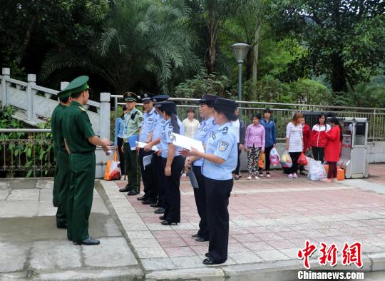 图为中越双方移交现场。 张廷盖 摄