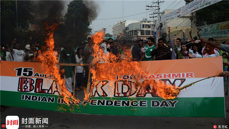 巴基斯坦民众烧印度国旗祝贺印度独立日|印度