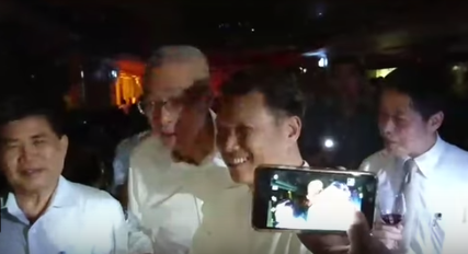 1502867627853385.png 吴敦义摸黑敬酒