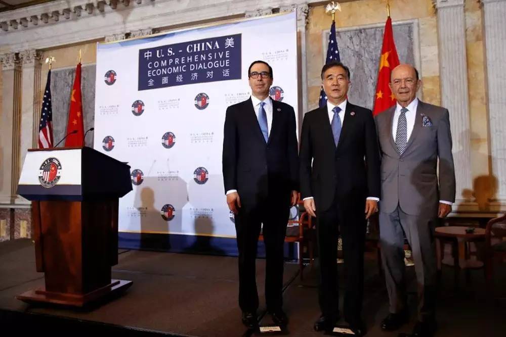 ▲7月19日,首轮中美周全经济对话在美国华盛顿举行,中国国务院副总理汪洋(中)与美国财长姆努钦(左)、商务部长罗斯(右)配合主持对话。(路透社)