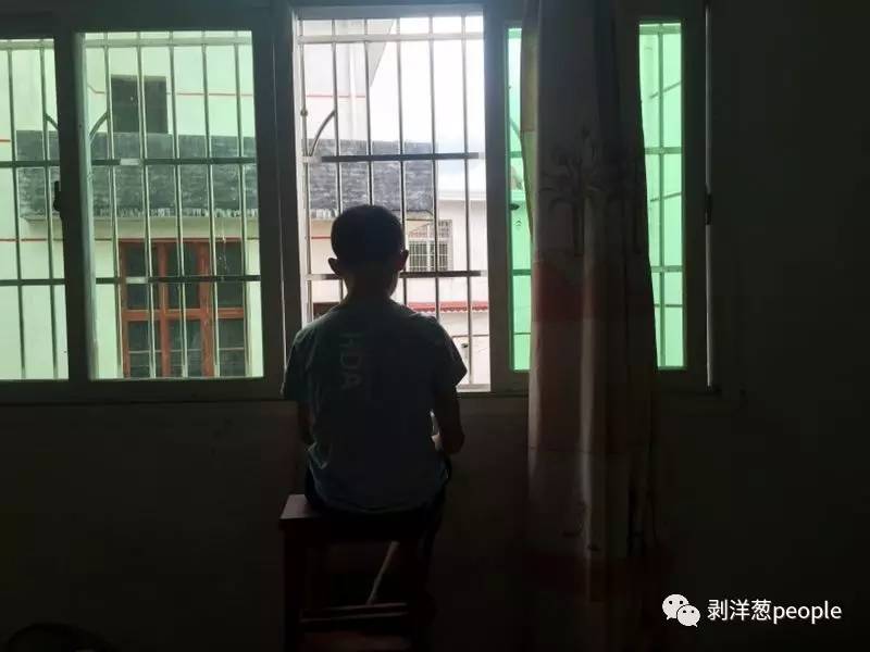 林华蓉出事后,弟弟坐在窗前,终日不出门。