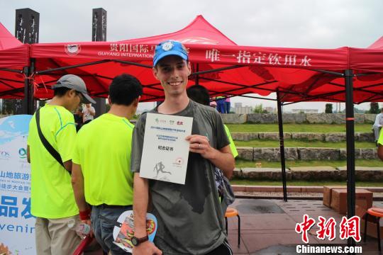 海内外8000人贵州兴义万峰林天然氧吧爽走