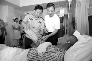 6旬老人见义勇为抓小偷 被砍6刀仍不松手|平安