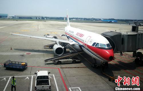 图为成都双流国际机场停机坪上正在上客的客机。(资料图) 中新社记者 刘忠俊 摄