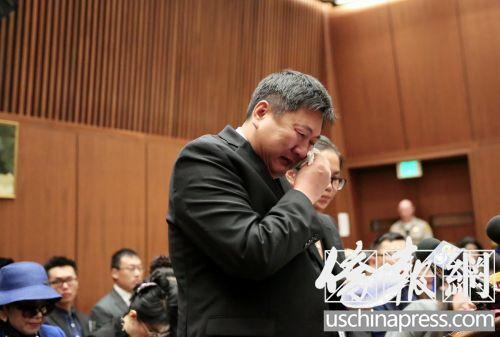 纪欣然的父亲纪松波在法庭上陈述失去儿子的伤痛。（美国《侨报》记者邱晨摄）