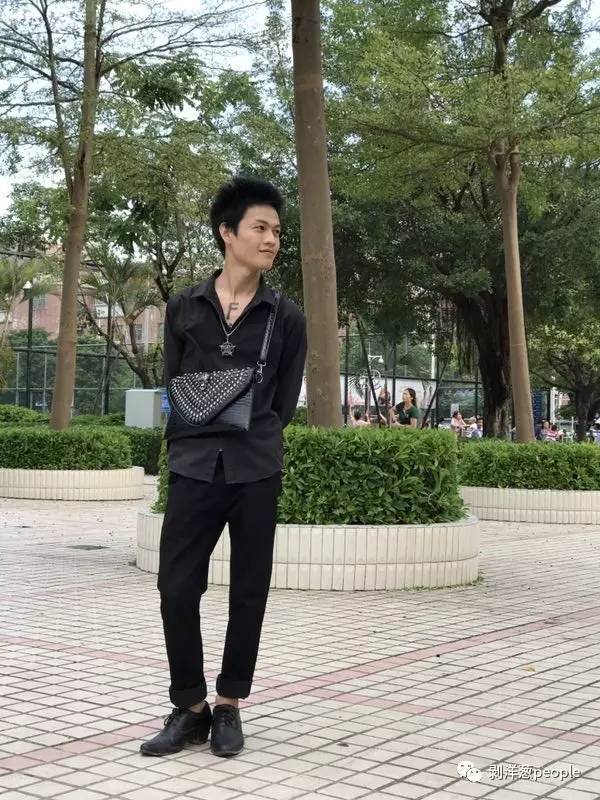 罗福兴喜欢在这个街边公园逛,父亲以前带他来过。新京报记者刘珍妮 摄