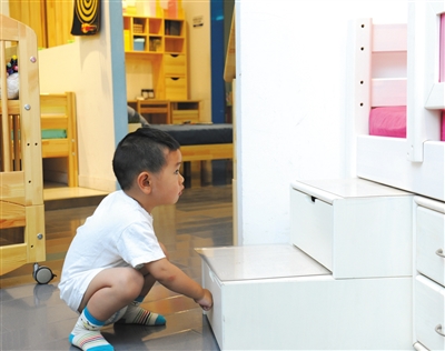 家长在选购儿童家具时要以安全和环保为先。新京报记者 王远征 摄