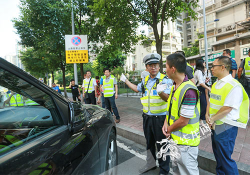 网友体验渝中交通智能化建设 科技手段规范交通秩序