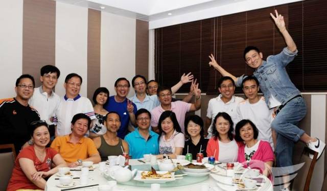 如果不是看到他的同学聚会照片, 真是想不到他也到了应该发福,大腹
