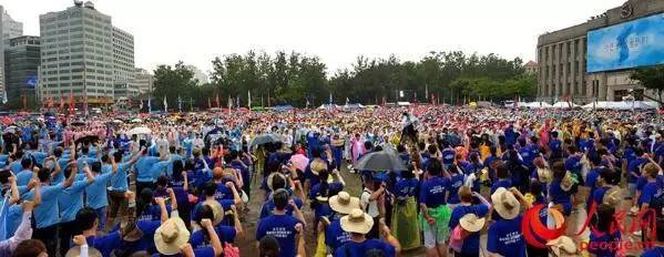  韩国上万民众冒雨举行大规模反“萨德”集会。夏雪摄