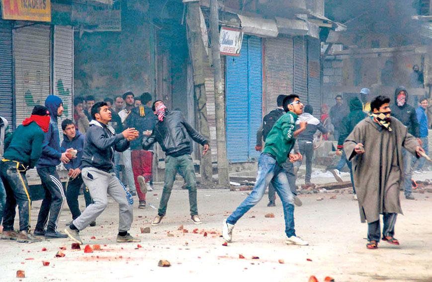 印度民众在克什米尔地区扔石块。（资料图）