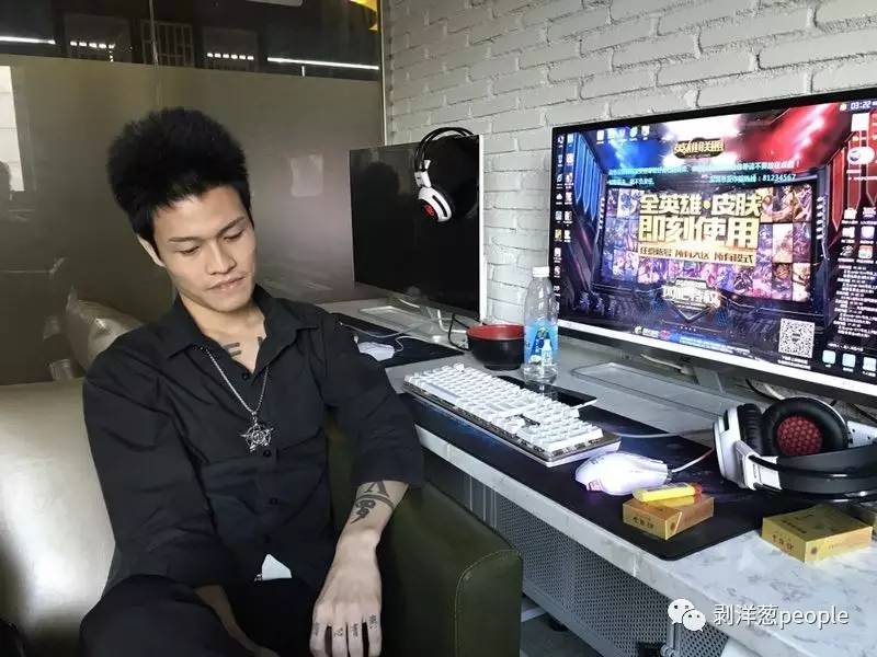 8月7日,深圳坪地镇某网吧。罗福兴把头发剪短,染成了玄色,现在他很少在以前的杀马特QQ群里语言。新京报记者刘珍妮 摄
