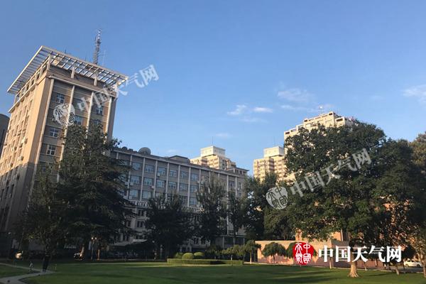 今晨,北京天气转晴,碧空如洗。