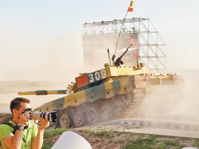 “国际军事比赛—2017”日前在俄罗斯圆满闭幕。在俄罗斯阿拉比诺靶场举行的“坦克两项”决赛中，中国参赛队员驾驶国产96B型坦克跨越障碍。 人民日报 图