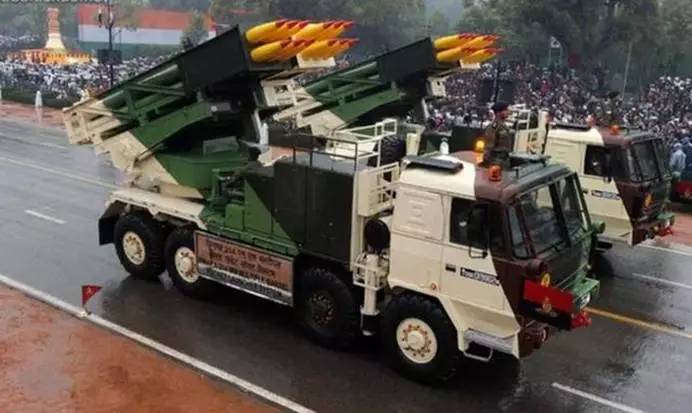  印军自行研发的“皮那卡”火箭炮，火箭弹使用的炸药存在严重缺陷（网络资料）