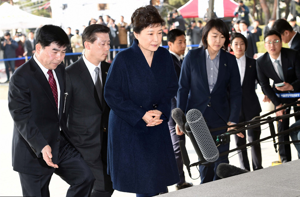 朴槿惠的藏青色“战斗服”