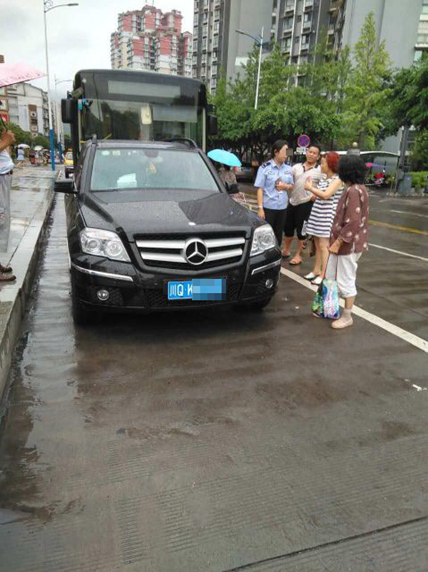 女警的车挡住了正常行驶的公交车。