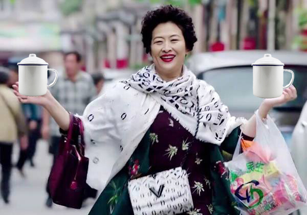 半夜11点在外滩举着红酒杯说英文的上海老太