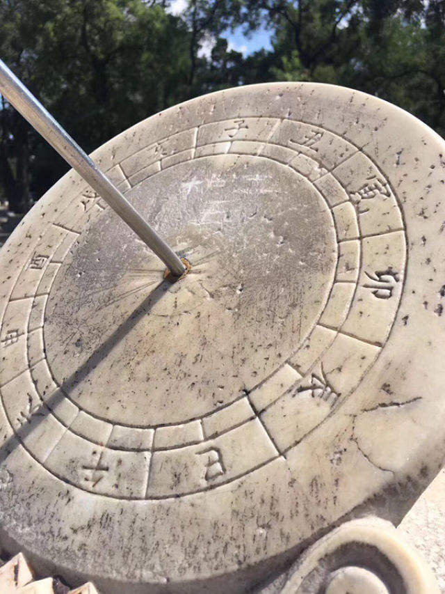 清华大学日晷被刻字续:校方已进行修复,但痕迹犹在