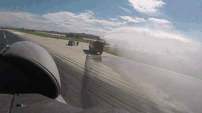 记录!歼-15满载燃油空中撞鸟起火 生死时速骤