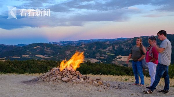 视频|意大利1米高超萌小火山 几十年不惧风雨喷