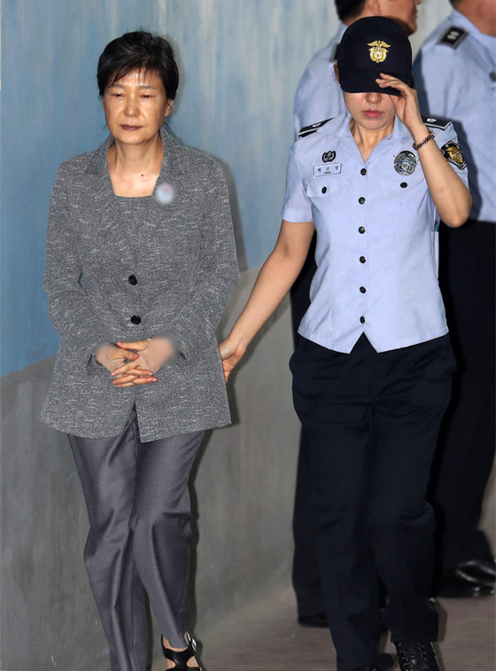 17日，朴槿惠穿银灰色上衣出庭，引发关注
